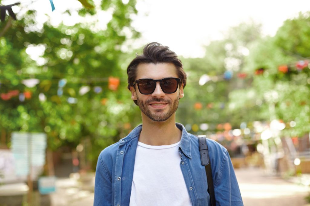 Wybierając okulary męskie przeciwsłoneczne, warto kierować się nie tylko modą, ale również swoim typem urody oraz potrzebami zdrowotnymi