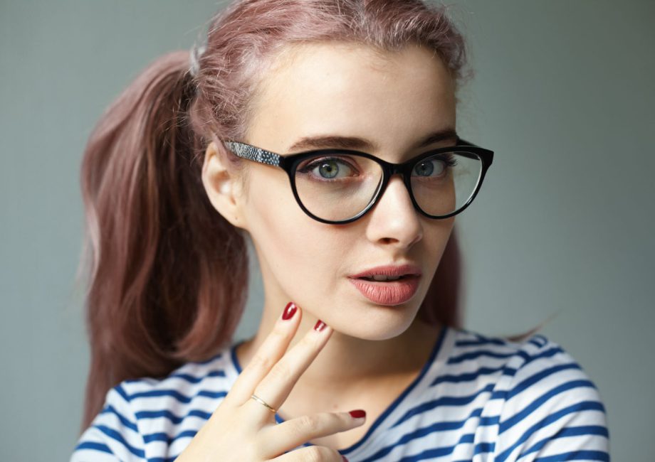 Okulary korekcyjne dla kobiet marki Prada – elegancja i funkcjonalność